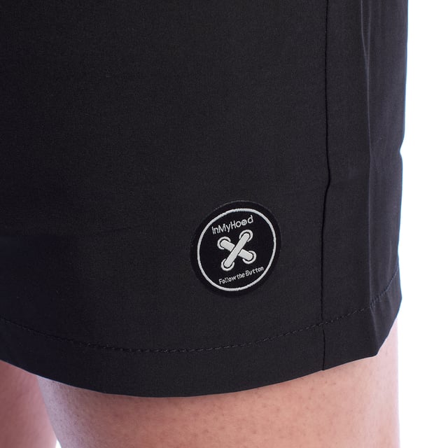 Bañador de hombre inMyHood Italia.\n\nEste bañador corto de InMyHood Italia está pensado para quienes priorizan la comodidad, el estilo moderno y la funcionalidad en cada detalle. Ideal tanto para días de playa como para looks relajados de verano.\n\nDetalles:\n- Diseño minimalista y versátil.\n- Cintura elástica ajustable con cordón.\n- Forro interior de malla.\n- Tejido técnico de secado rápido.\n- Bolsillos laterales.\n- Bolsillo exterior con cremallera y mosquetón para enganchar al bañador.\n- Bolsillo trasero con cierre de cremallera.\n- Etiqueta distintiva.\n\nUna prenda ideal para quienes valoran el equilibrio entre estilo y funcionalidad. Este bañador hombre de Inmyhood ofrece libertad de movimiento, materiales cómodos y un diseño urbano que destaca en cualquier entorno.\n Composición: 95% Poliéster, 5% Elastano\n Cuidados:\nLavar a mano o a máquina en ciclo suave, máximo 30 °C.\nNo usar lejía ni productos blanqueadores.\nNo usar secadora; secar al aire libre, preferiblemente a la sombra.\nNo planchar.