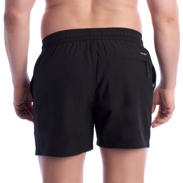 Bañador de hombre inMyHood Italia.\n\nEste bañador corto de InMyHood Italia está pensado para quienes priorizan la comodidad, el estilo moderno y la funcionalidad en cada detalle. Ideal tanto para días de playa como para looks relajados de verano.\n\nDetalles:\n- Diseño minimalista y versátil.\n- Cintura elástica ajustable con cordón.\n- Forro interior de malla.\n- Tejido técnico de secado rápido.\n- Bolsillos laterales.\n- Bolsillo exterior con cremallera y mosquetón para enganchar al bañador.\n- Bolsillo trasero con cierre de cremallera.\n- Etiqueta distintiva.\n\nUna prenda ideal para quienes valoran el equilibrio entre estilo y funcionalidad. Este bañador hombre de Inmyhood ofrece libertad de movimiento, materiales cómodos y un diseño urbano que destaca en cualquier entorno.\n Composición: 95% Poliéster, 5% Elastano\n Cuidados:\nLavar a mano o a máquina en ciclo suave, máximo 30 °C.\nNo usar lejía ni productos blanqueadores.\nNo usar secadora; secar al aire libre, preferiblemente a la sombra.\nNo planchar.