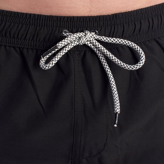 Bañador de hombre inMyHood Italia.\n\nEste bañador corto de InMyHood Italia está pensado para quienes priorizan la comodidad, el estilo moderno y la funcionalidad en cada detalle. Ideal tanto para días de playa como para looks relajados de verano.\n\nDetalles:\n- Diseño minimalista y versátil.\n- Cintura elástica ajustable con cordón.\n- Forro interior de malla.\n- Tejido técnico de secado rápido.\n- Bolsillos laterales.\n- Bolsillo exterior con cremallera y mosquetón para enganchar al bañador.\n- Bolsillo trasero con cierre de cremallera.\n- Etiqueta distintiva.\n\nUna prenda ideal para quienes valoran el equilibrio entre estilo y funcionalidad. Este bañador hombre de Inmyhood ofrece libertad de movimiento, materiales cómodos y un diseño urbano que destaca en cualquier entorno.\n Composición: 95% Poliéster, 5% Elastano\n Cuidados:\nLavar a mano o a máquina en ciclo suave, máximo 30 °C.\nNo usar lejía ni productos blanqueadores.\nNo usar secadora; secar al aire libre, preferiblemente a la sombra.\nNo planchar.