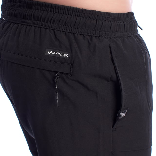 Bañador de hombre inMyHood Italia.\n\nEste bañador corto de InMyHood Italia está pensado para quienes priorizan la comodidad, el estilo moderno y la funcionalidad en cada detalle. Ideal tanto para días de playa como para looks relajados de verano.\n\nDetalles:\n- Diseño minimalista y versátil.\n- Cintura elástica ajustable con cordón.\n- Forro interior de malla.\n- Tejido técnico de secado rápido.\n- Bolsillos laterales.\n- Bolsillo exterior con cremallera y mosquetón para enganchar al bañador.\n- Bolsillo trasero con cierre de cremallera.\n- Etiqueta distintiva.\n\nUna prenda ideal para quienes valoran el equilibrio entre estilo y funcionalidad. Este bañador hombre de Inmyhood ofrece libertad de movimiento, materiales cómodos y un diseño urbano que destaca en cualquier entorno.\n Composición: 95% Poliéster, 5% Elastano\n Cuidados:\nLavar a mano o a máquina en ciclo suave, máximo 30 °C.\nNo usar lejía ni productos blanqueadores.\nNo usar secadora; secar al aire libre, preferiblemente a la sombra.\nNo planchar.