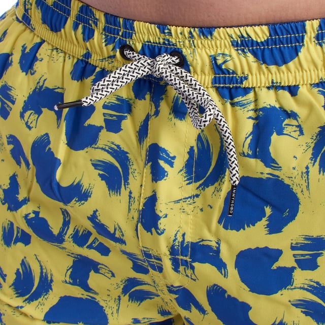 Bañador para hombres con estampado de inMyHood Italia. 

Si buscas un bañador con actitud y un diseño que destaque, este modelo de inMyHood Italia es para ti. Con un estampado vibrante, este bañador para hombres combina funcionalidad y estilo con un aspecto juvenil y audaz.

Detalles:
- Diseño llamativo con diferentes estampados.
- Cintura elástica ajustable con cordón.
- Forro interior de malla.
- Tejido técnico de secado rápido.
- Bolsillos laterales.
- Bolsillo exterior con cremallera y mosquetón para sujetar a tu bañador.
- Bolsillo trasero con cierre de velcro.
- Etiqueta distintiva.

Este bañador para hombres de inMyHood Italia no solo proporciona comodidad y ligereza gracias a su tejido técnico, sino que también te permite destacar con un estilo urbano y divertido. Ideal para aquellos que desean sentirse cómodos sin sacrificar personalidad, dentro y fuera del agua. 
Composición: 95% Poliéster, 5% Elastano 
Cuidado: 
Lavar a mano o a máquina en ciclo suave, a un máximo de 30°C. 
No usar blanqueador ni productos blanqueadores. 
No secar en secadora; secar al aire, preferiblemente en la sombra. 
No planchar.