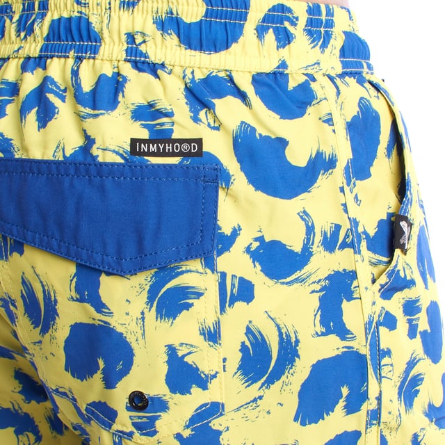 Bañador para hombres con estampado de inMyHood Italia. 

Si buscas un bañador con actitud y un diseño que destaque, este modelo de inMyHood Italia es para ti. Con un estampado vibrante, este bañador para hombres combina funcionalidad y estilo con un aspecto juvenil y audaz.

Detalles:
- Diseño llamativo con diferentes estampados.
- Cintura elástica ajustable con cordón.
- Forro interior de malla.
- Tejido técnico de secado rápido.
- Bolsillos laterales.
- Bolsillo exterior con cremallera y mosquetón para sujetar a tu bañador.
- Bolsillo trasero con cierre de velcro.
- Etiqueta distintiva.

Este bañador para hombres de inMyHood Italia no solo proporciona comodidad y ligereza gracias a su tejido técnico, sino que también te permite destacar con un estilo urbano y divertido. Ideal para aquellos que desean sentirse cómodos sin sacrificar personalidad, dentro y fuera del agua. 
Composición: 95% Poliéster, 5% Elastano 
Cuidado: 
Lavar a mano o a máquina en ciclo suave, a un máximo de 30°C. 
No usar blanqueador ni productos blanqueadores. 
No secar en secadora; secar al aire, preferiblemente en la sombra. 
No planchar.