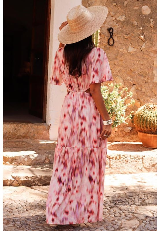 Impresión abstracta inspirada en acuarelas vibrantes  
Tonos suaves y románticos  
Silueta larga y ligera hasta el suelo  
Mangas cortas y ondulantes  
Cortes laterales audaces para un look moderno  
Material: 81% Viscosa 19% Poliamida