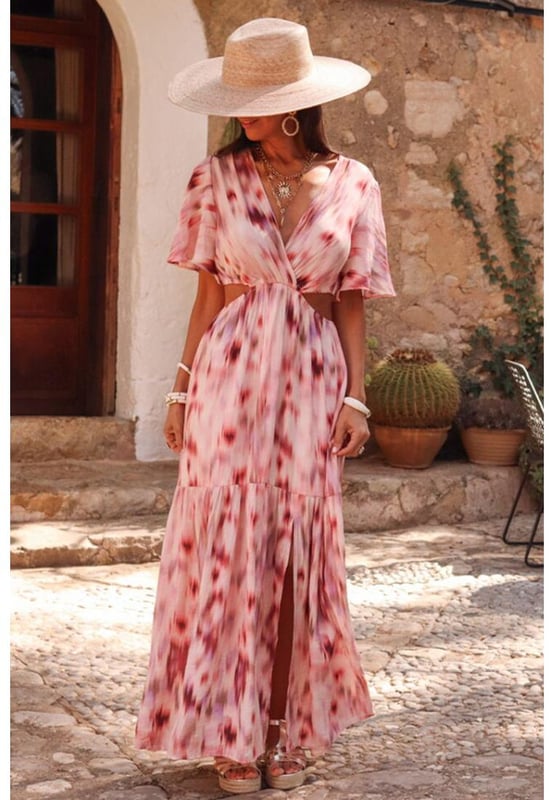 Impresión abstracta inspirada en acuarelas vibrantes  
Tonos suaves y románticos  
Silueta larga y ligera hasta el suelo  
Mangas cortas y ondulantes  
Cortes laterales audaces para un look moderno  
Material: 81% Viscosa 19% Poliamida
