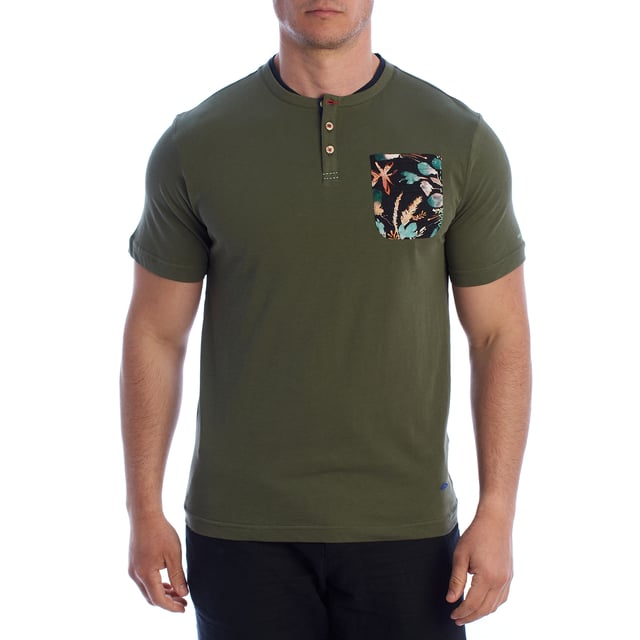 Esta camiseta Henley de manga corta fusiona lo mejor del estilo relajado con un toque artístico. Elaborada con algodón de alta calidad, presenta un cuello redondo y una tapicería con tres botones, añadiendo una sensación casual pero cuidadosamente estructurada. El bolsillo en el pecho cuenta con un estampado abstracto multicolor que aporta contraste y originalidad a esta camiseta para hombre.

Detalles:
- Cuello Henley con tapicería de botones personalizada.
- Corte regular.
- Bolsillo en el pecho con estampado artístico.
- Acabado de interior en tela acanalada de contraste en el cuello.
- Manga corta con doblez limpio.
- Tejido de algodón suave, transpirable y cómodo.
- Etiqueta decorativa en la parte inferior.

Añade un toque moderno a tu guardarropa con esta camiseta Henley para hombre con un bolsillo estampado. Ideal para quienes buscan un equilibrio entre comodidad, originalidad y estilo casual, esta camiseta es perfecta tanto para el uso diario como para looks más pulidos sin sacrificar el estilo.  
Composición: 100% algodón  
Cuidado:  
Lavar a máquina a 30 °C.  
No usar blanqueador ni secadora.  
Planchar a baja temperatura del revés.