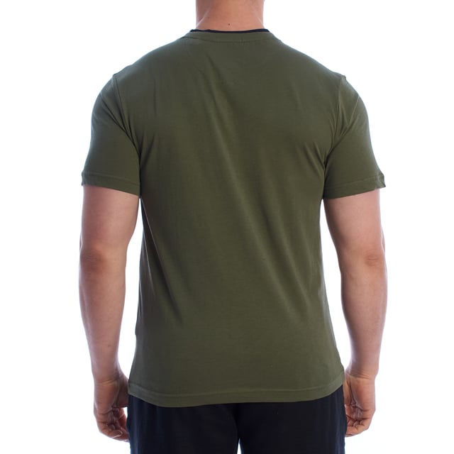Esta camiseta Henley de manga corta fusiona lo mejor del estilo relajado con un toque artístico. Elaborada con algodón de alta calidad, presenta un cuello redondo y una tapicería con tres botones, añadiendo una sensación casual pero cuidadosamente estructurada. El bolsillo en el pecho cuenta con un estampado abstracto multicolor que aporta contraste y originalidad a esta camiseta para hombre.

Detalles:
- Cuello Henley con tapicería de botones personalizada.
- Corte regular.
- Bolsillo en el pecho con estampado artístico.
- Acabado de interior en tela acanalada de contraste en el cuello.
- Manga corta con doblez limpio.
- Tejido de algodón suave, transpirable y cómodo.
- Etiqueta decorativa en la parte inferior.

Añade un toque moderno a tu guardarropa con esta camiseta Henley para hombre con un bolsillo estampado. Ideal para quienes buscan un equilibrio entre comodidad, originalidad y estilo casual, esta camiseta es perfecta tanto para el uso diario como para looks más pulidos sin sacrificar el estilo.  
Composición: 100% algodón  
Cuidado:  
Lavar a máquina a 30 °C.  
No usar blanqueador ni secadora.  
Planchar a baja temperatura del revés.