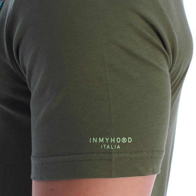 Esta camiseta Henley de manga corta fusiona lo mejor del estilo relajado con un toque artístico. Elaborada con algodón de alta calidad, presenta un cuello redondo y una tapicería con tres botones, añadiendo una sensación casual pero cuidadosamente estructurada. El bolsillo en el pecho cuenta con un estampado abstracto multicolor que aporta contraste y originalidad a esta camiseta para hombre.

Detalles:
- Cuello Henley con tapicería de botones personalizada.
- Corte regular.
- Bolsillo en el pecho con estampado artístico.
- Acabado de interior en tela acanalada de contraste en el cuello.
- Manga corta con doblez limpio.
- Tejido de algodón suave, transpirable y cómodo.
- Etiqueta decorativa en la parte inferior.

Añade un toque moderno a tu guardarropa con esta camiseta Henley para hombre con un bolsillo estampado. Ideal para quienes buscan un equilibrio entre comodidad, originalidad y estilo casual, esta camiseta es perfecta tanto para el uso diario como para looks más pulidos sin sacrificar el estilo.  
Composición: 100% algodón  
Cuidado:  
Lavar a máquina a 30 °C.  
No usar blanqueador ni secadora.  
Planchar a baja temperatura del revés.