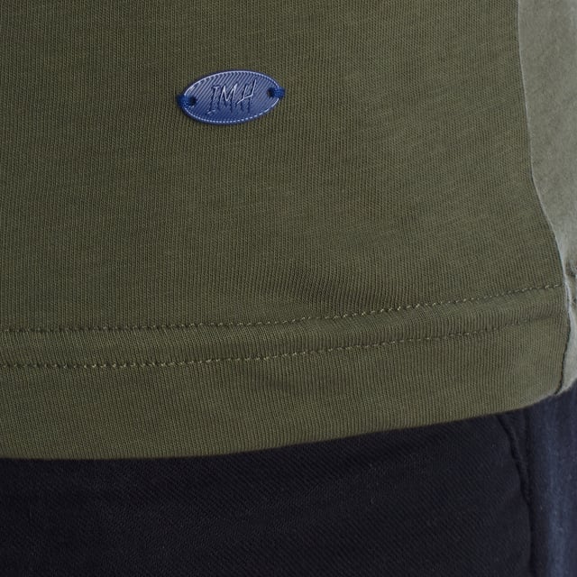 Esta camiseta Henley de manga corta fusiona lo mejor del estilo relajado con un toque artístico. Elaborada con algodón de alta calidad, presenta un cuello redondo y una tapicería con tres botones, añadiendo una sensación casual pero cuidadosamente estructurada. El bolsillo en el pecho cuenta con un estampado abstracto multicolor que aporta contraste y originalidad a esta camiseta para hombre.

Detalles:
- Cuello Henley con tapicería de botones personalizada.
- Corte regular.
- Bolsillo en el pecho con estampado artístico.
- Acabado de interior en tela acanalada de contraste en el cuello.
- Manga corta con doblez limpio.
- Tejido de algodón suave, transpirable y cómodo.
- Etiqueta decorativa en la parte inferior.

Añade un toque moderno a tu guardarropa con esta camiseta Henley para hombre con un bolsillo estampado. Ideal para quienes buscan un equilibrio entre comodidad, originalidad y estilo casual, esta camiseta es perfecta tanto para el uso diario como para looks más pulidos sin sacrificar el estilo.  
Composición: 100% algodón  
Cuidado:  
Lavar a máquina a 30 °C.  
No usar blanqueador ni secadora.  
Planchar a baja temperatura del revés.