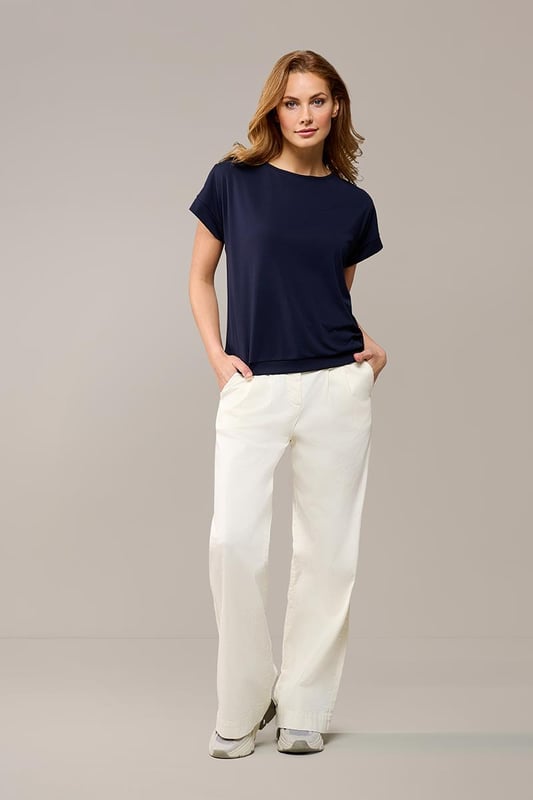 De Raisy Top Navy combineert moeiteloos moderne elegantie met verfijnde eenvoud. Deze donkerblauwe jersey top straalt klasse uit dankzij de subtiele, vrouwelijke mouwdetails en de opvallende halslijn aan de achterkant, die een speels en uniek accent toevoegt. De rechtlijnige, los vallende pasvorm maakt de top flatterend en comfortabel voor elk lichaamstype. De heuplengte draagt bij aan de veelzijdigheid van de Raisy Top, waardoor deze geschikt is voor uiteenlopende gelegenheden. Gemaakt van een lichte, soepele polyester stof, biedt de top een aangenaam draagcomfort, ideaal voor warme dagen en stijlvolle avonduitjes.