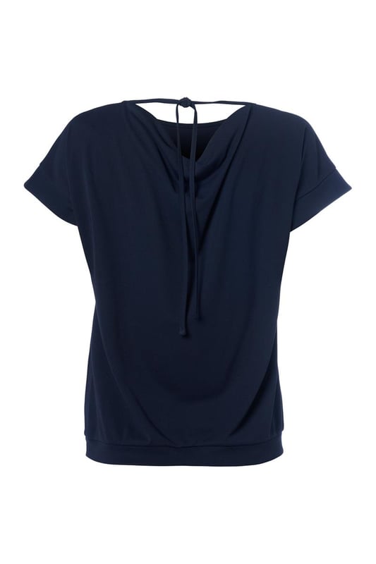 De Raisy Top Navy combineert moeiteloos moderne elegantie met verfijnde eenvoud. Deze donkerblauwe jersey top straalt klasse uit dankzij de subtiele, vrouwelijke mouwdetails en de opvallende halslijn aan de achterkant, die een speels en uniek accent toevoegt. De rechtlijnige, los vallende pasvorm maakt de top flatterend en comfortabel voor elk lichaamstype. De heuplengte draagt bij aan de veelzijdigheid van de Raisy Top, waardoor deze geschikt is voor uiteenlopende gelegenheden. Gemaakt van een lichte, soepele polyester stof, biedt de top een aangenaam draagcomfort, ideaal voor warme dagen en stijlvolle avonduitjes.