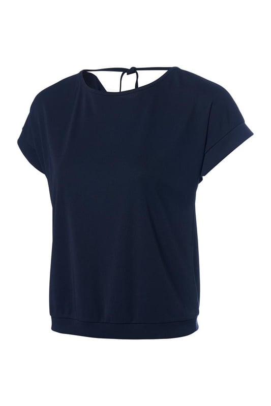 De Raisy Top Navy combineert moeiteloos moderne elegantie met verfijnde eenvoud. Deze donkerblauwe jersey top straalt klasse uit dankzij de subtiele, vrouwelijke mouwdetails en de opvallende halslijn aan de achterkant, die een speels en uniek accent toevoegt. De rechtlijnige, los vallende pasvorm maakt de top flatterend en comfortabel voor elk lichaamstype. De heuplengte draagt bij aan de veelzijdigheid van de Raisy Top, waardoor deze geschikt is voor uiteenlopende gelegenheden. Gemaakt van een lichte, soepele polyester stof, biedt de top een aangenaam draagcomfort, ideaal voor warme dagen en stijlvolle avonduitjes.