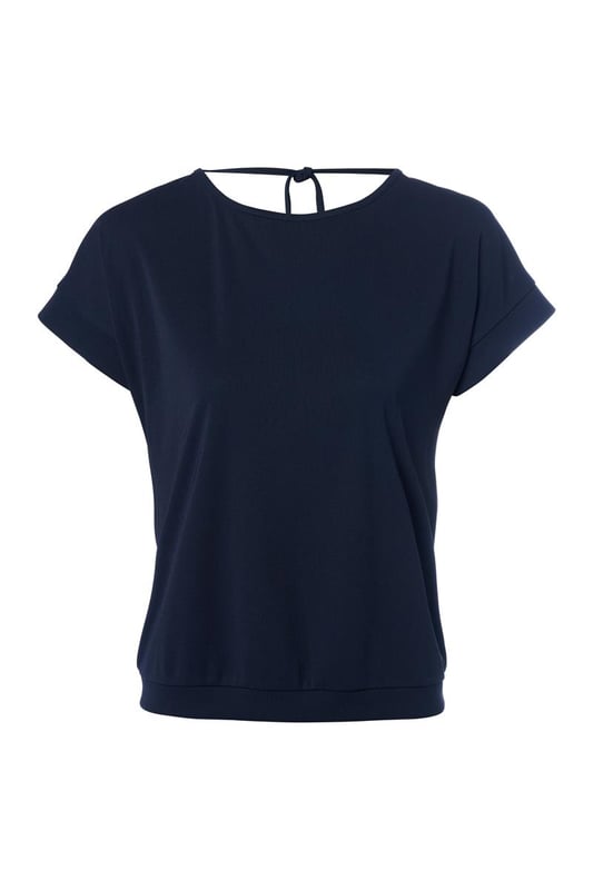 De Raisy Top Navy combineert moeiteloos moderne elegantie met verfijnde eenvoud. Deze donkerblauwe jersey top straalt klasse uit dankzij de subtiele, vrouwelijke mouwdetails en de opvallende halslijn aan de achterkant, die een speels en uniek accent toevoegt. De rechtlijnige, los vallende pasvorm maakt de top flatterend en comfortabel voor elk lichaamstype. De heuplengte draagt bij aan de veelzijdigheid van de Raisy Top, waardoor deze geschikt is voor uiteenlopende gelegenheden. Gemaakt van een lichte, soepele polyester stof, biedt de top een aangenaam draagcomfort, ideaal voor warme dagen en stijlvolle avonduitjes.