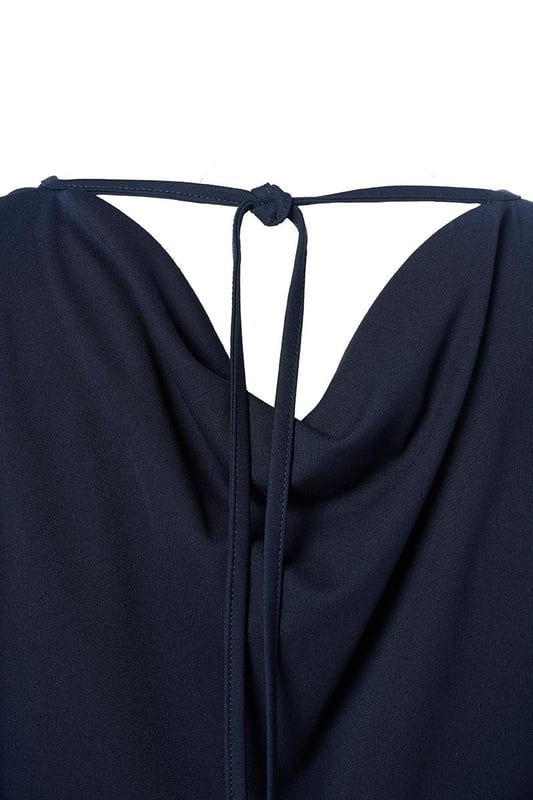 De Raisy Top Navy combineert moeiteloos moderne elegantie met verfijnde eenvoud. Deze donkerblauwe jersey top straalt klasse uit dankzij de subtiele, vrouwelijke mouwdetails en de opvallende halslijn aan de achterkant, die een speels en uniek accent toevoegt. De rechtlijnige, los vallende pasvorm maakt de top flatterend en comfortabel voor elk lichaamstype. De heuplengte draagt bij aan de veelzijdigheid van de Raisy Top, waardoor deze geschikt is voor uiteenlopende gelegenheden. Gemaakt van een lichte, soepele polyester stof, biedt de top een aangenaam draagcomfort, ideaal voor warme dagen en stijlvolle avonduitjes.