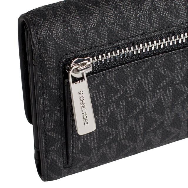 Michael Kors damesportemonnee met een verfijnd en functioneel ontwerp, ideaal om je bezittingen georganiseerd en stijlvol te houden. Perfect als grote damesportemonnee, het combineert elegantie en praktikaliteit voor dagelijks gebruik.

Details:
- Elegante damesportemonnee met een gestructureerd ontwerp en een hoogwaardig textuurafwerking.
- Drukknopsluiting zorgt voor snelle en gemakkelijke toegang.
- 16 kaartsleeve, biedt voldoende ruimte om je kaarten georganiseerd te houden.
- 4 open vakken, ideaal voor biljetten, kaartjes of belangrijke documenten.
- 1 transparante sleuf, perfect voor het dragen van ID's of foto's.
- Achterzak met rits, ideaal voor munten of kleine spullen.
- Gegraveerd metalen logo aan de voorkant, een elegante handtekening van het merk Michael Kors.
- Compact en veelzijdig ontwerp, ideaal voor gebruik als grote damesportemonnee of om in een handtas voor dames te dragen.

Een MK leren damesportemonnee die stijl, functionaliteit en organisatie combineert. Perfect als grote damesportemonnee voor degenen die elegance en praktisch gebruik in hun dagelijks leven zoeken.
Afmetingen: 19,7 cm (B) x 9,5 cm (H) x 1,3 cm (D)
Samenstelling: 100% leer
Onderhoud:
Reinig met een zachte, lichtvochtige doek.
Vermijd langdurig contact met water, parfums of chemicaliën.
Vermijd directe en langdurige blootstelling aan de zon of warmtebronnen.