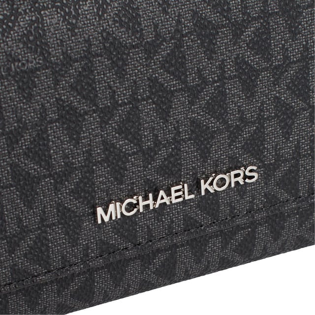 Michael Kors damesportemonnee met een verfijnd en functioneel ontwerp, ideaal om je bezittingen georganiseerd en stijlvol te houden. Perfect als grote damesportemonnee, het combineert elegantie en praktikaliteit voor dagelijks gebruik.

Details:
- Elegante damesportemonnee met een gestructureerd ontwerp en een hoogwaardig textuurafwerking.
- Drukknopsluiting zorgt voor snelle en gemakkelijke toegang.
- 16 kaartsleeve, biedt voldoende ruimte om je kaarten georganiseerd te houden.
- 4 open vakken, ideaal voor biljetten, kaartjes of belangrijke documenten.
- 1 transparante sleuf, perfect voor het dragen van ID's of foto's.
- Achterzak met rits, ideaal voor munten of kleine spullen.
- Gegraveerd metalen logo aan de voorkant, een elegante handtekening van het merk Michael Kors.
- Compact en veelzijdig ontwerp, ideaal voor gebruik als grote damesportemonnee of om in een handtas voor dames te dragen.

Een MK leren damesportemonnee die stijl, functionaliteit en organisatie combineert. Perfect als grote damesportemonnee voor degenen die elegance en praktisch gebruik in hun dagelijks leven zoeken.
Afmetingen: 19,7 cm (B) x 9,5 cm (H) x 1,3 cm (D)
Samenstelling: 100% leer
Onderhoud:
Reinig met een zachte, lichtvochtige doek.
Vermijd langdurig contact met water, parfums of chemicaliën.
Vermijd directe en langdurige blootstelling aan de zon of warmtebronnen.