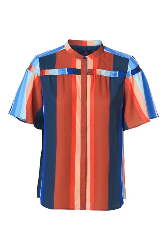 Met de vrolijke Waylon print blouse van Mart Visser straal je deze zomer stijl uit. Deze damesblouse heeft een openvallende kraag en is gemaakt van een kwaliteit die soepel om je lichaam valt. De heuplange blouse is voorzien van afgeronde splitten en korte vlindermouwen. Let vooral op het smockdetail rondom de bovenkant van de blouse, wat zorgt voor een speels effect en een designer touch. De blouse sluit met een blinde knoopsluiting en de valling van de multicolor stof maakt elke blouse uniek. Mart ziet zijn blouse het liefst gedragen met een witte jeans. Fan van de Waylon print? Bekijk dan ook de Gillian cirkel jurk gemaakt van dezelfde kleurrijke stof. Je kunt ook de Mave top overwegen, die dezelfde pasvorm heeft maar is gemaakt van een effen marineblauwe stof. Flaneer deze zomer in de stijlvolle Mart Visser top, op het terras of op kantoor.