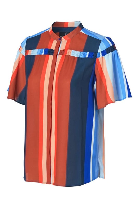 Met de vrolijke Waylon print blouse van Mart Visser straal je deze zomer stijl uit. Deze damesblouse heeft een openvallende kraag en is gemaakt van een kwaliteit die soepel om je lichaam valt. De heuplange blouse is voorzien van afgeronde splitten en korte vlindermouwen. Let vooral op het smockdetail rondom de bovenkant van de blouse, wat zorgt voor een speels effect en een designer touch. De blouse sluit met een blinde knoopsluiting en de valling van de multicolor stof maakt elke blouse uniek. Mart ziet zijn blouse het liefst gedragen met een witte jeans. Fan van de Waylon print? Bekijk dan ook de Gillian cirkel jurk gemaakt van dezelfde kleurrijke stof. Je kunt ook de Mave top overwegen, die dezelfde pasvorm heeft maar is gemaakt van een effen marineblauwe stof. Flaneer deze zomer in de stijlvolle Mart Visser top, op het terras of op kantoor.