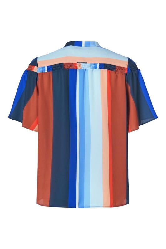 Met de vrolijke Waylon print blouse van Mart Visser straal je deze zomer stijl uit. Deze damesblouse heeft een openvallende kraag en is gemaakt van een kwaliteit die soepel om je lichaam valt. De heuplange blouse is voorzien van afgeronde splitten en korte vlindermouwen. Let vooral op het smockdetail rondom de bovenkant van de blouse, wat zorgt voor een speels effect en een designer touch. De blouse sluit met een blinde knoopsluiting en de valling van de multicolor stof maakt elke blouse uniek. Mart ziet zijn blouse het liefst gedragen met een witte jeans. Fan van de Waylon print? Bekijk dan ook de Gillian cirkel jurk gemaakt van dezelfde kleurrijke stof. Je kunt ook de Mave top overwegen, die dezelfde pasvorm heeft maar is gemaakt van een effen marineblauwe stof. Flaneer deze zomer in de stijlvolle Mart Visser top, op het terras of op kantoor.