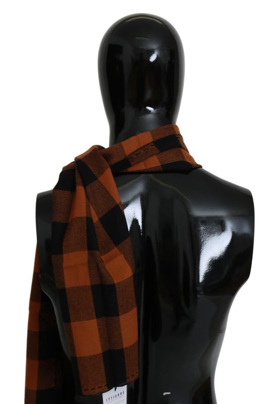 Bufanda para hombre 100% AUTHENTIC CNC COSTUME NATIONAL.
  Hecho en Italia.
  Estampado de cuadros naranja vibrante.
  Confeccionado con 50% acrilico y 50% lana.
  Detalles del logotipo.
  Dimensiones: 37cm x 170cm.
  Accesorio versatil para varias opciones d.