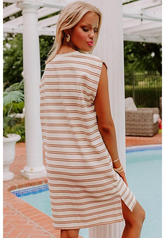 Patrón a rayas caqui para un look juguetón y dinámico  
Diseño clásico de cuello redondo  
Prácticos bolsillos laterales para lo esencial  
Diseño sin mangas para libertad de movimiento  
Longitud de vestido mini  
Material: 95% Poliéster 5% Elastano