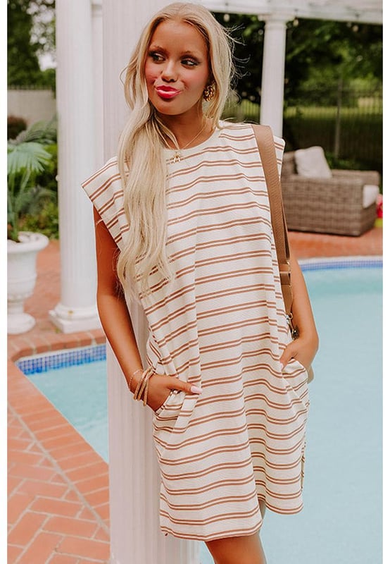 Patrón a rayas caqui para un look juguetón y dinámico  
Diseño clásico de cuello redondo  
Prácticos bolsillos laterales para lo esencial  
Diseño sin mangas para libertad de movimiento  
Longitud de vestido mini  
Material: 95% Poliéster 5% Elastano