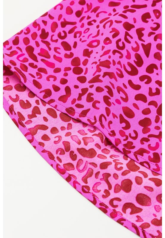 Our styles are designed with a trendy fitted look in mind following an international size standard. For the best fit we suggest choosing one size up from your usual. Be sure to check our sizing chart to find your perfect match!
  Rose red leopard print
  Ruffled trim tiered design
  Flutter sleeves
  Frilled neck detail
  Available in sizes S M L XL
  Fabric provides no elasticity
Material: 100% Polyester