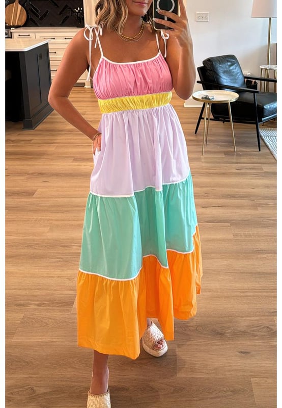 Unsere Styles sind mit einem trendigen, taillierten Look im Hinterkopf entworfen, der einem internationalen Größensystem folgt. Für die beste Passform empfehlen wir, eine Größe größer als gewohnt zu wählen. Achten Sie darauf, unsere Größentabelle zu überprüfen, um Ihre perfekte Übereinstimmung zu finden!
  Mehrfarbiges Colorblock-Design
  Selbstbindende Träger
  Hohe Taille
  Fließende Maxi-Silhouette
  Geeignet für legere Ausflüge und besondere Anlässe
  Enthält Taschen
  Verfügbare Größen: S M L XL
Material: 100% Baumwolle