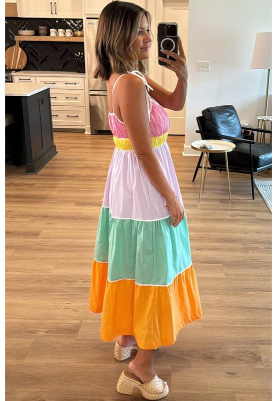Unsere Styles sind mit einem trendigen, taillierten Look im Hinterkopf entworfen, der einem internationalen Größensystem folgt. Für die beste Passform empfehlen wir, eine Größe größer als gewohnt zu wählen. Achten Sie darauf, unsere Größentabelle zu überprüfen, um Ihre perfekte Übereinstimmung zu finden!
  Mehrfarbiges Colorblock-Design
  Selbstbindende Träger
  Hohe Taille
  Fließende Maxi-Silhouette
  Geeignet für legere Ausflüge und besondere Anlässe
  Enthält Taschen
  Verfügbare Größen: S M L XL
Material: 100% Baumwolle