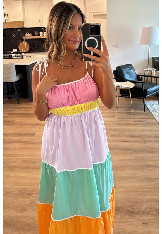 Unsere Styles sind mit einem trendigen, taillierten Look im Hinterkopf entworfen, der einem internationalen Größensystem folgt. Für die beste Passform empfehlen wir, eine Größe größer als gewohnt zu wählen. Achten Sie darauf, unsere Größentabelle zu überprüfen, um Ihre perfekte Übereinstimmung zu finden!
  Mehrfarbiges Colorblock-Design
  Selbstbindende Träger
  Hohe Taille
  Fließende Maxi-Silhouette
  Geeignet für legere Ausflüge und besondere Anlässe
  Enthält Taschen
  Verfügbare Größen: S M L XL
Material: 100% Baumwolle
