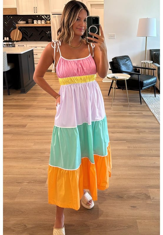 Unsere Styles sind mit einem trendigen, taillierten Look im Hinterkopf entworfen, der einem internationalen Größensystem folgt. Für die beste Passform empfehlen wir, eine Größe größer als gewohnt zu wählen. Achten Sie darauf, unsere Größentabelle zu überprüfen, um Ihre perfekte Übereinstimmung zu finden!
  Mehrfarbiges Colorblock-Design
  Selbstbindende Träger
  Hohe Taille
  Fließende Maxi-Silhouette
  Geeignet für legere Ausflüge und besondere Anlässe
  Enthält Taschen
  Verfügbare Größen: S M L XL
Material: 100% Baumwolle