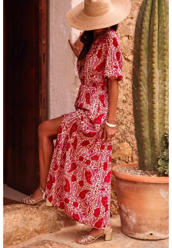 Our styles are designed with a trendy fitted look in mind following an international size standard. For the best fit we suggest choosing one size up from your usual. Be sure to check our sizing chart to find your perfect match!
  Red paisley print
  Side slit design
  Puff sleeves
  High waist
  V
  neckline
Material: 100% Polyester