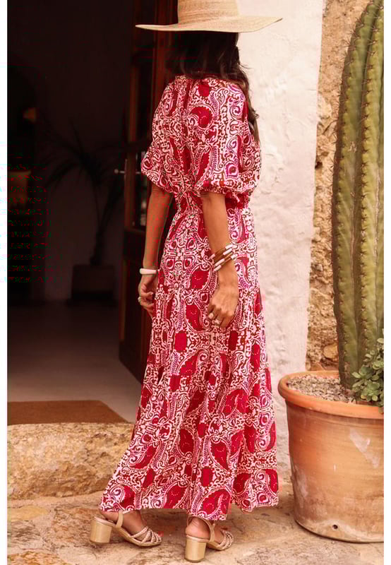 Our styles are designed with a trendy fitted look in mind following an international size standard. For the best fit we suggest choosing one size up from your usual. Be sure to check our sizing chart to find your perfect match!
  Red paisley print
  Side slit design
  Puff sleeves
  High waist
  V
  neckline
Material: 100% Polyester