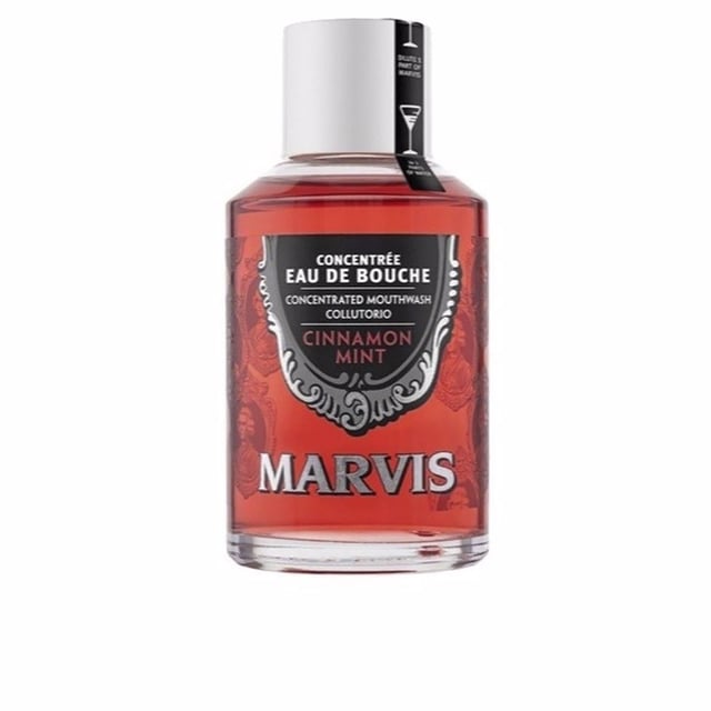 CINNAMON MINT es un colutorio de MARVIS. Este enjuague bucal no solo es efectivo para combatir el mal aliento, sino que también garantiza dientes y encías saludables. Ayuda a combatir las caries, previene la acumulación de placa dental y refresca tu aliento, todo en un solo producto. Su mezcla de canela, menta y notas florales lo convierte en una experiencia única.