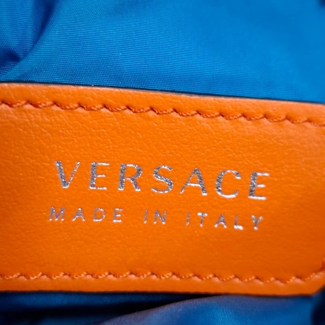 VINTAGE, RRP AS NEW
The Versace La Medusa Mini Bag in vibrant orange nylon makes a statement of luxury and boldness. Adorned with the iconic Medusa plaque, which pays homage to the brand's heritage, this mini bag is a true representation of Versace's opulent and daring aesthetic. The design features a detachable, adjustable strap, allowing for versatile styling options—wear it as a crossbody or around the neck for a fashion-forward touch.



with Box, Dust bag

Versace La Medusa Mini Bag in Orange Nylon
Condition: Excellent
Signs of wear: No retail tag, No visible sign of wear., 
Packaging: Box, Dust bag
Color: Orange
Material: nylon
Size: One Size | One Size
Measurements: Width: 20; Height: 190; Length: 100; Handle drop: 0; Strap length: 1000
SKU: HNPUGBBA464444M