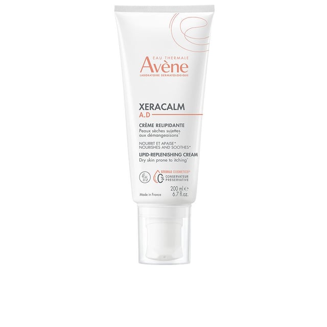 Crema lipídica XERACALM de Avène. VENTAJAS: • ANTI PICOR: su efectividad ha sido avalada por especialistas del Foro Europeo de Dermatología para el manejo del eccema atópico (clasificación Emoliente PLUS**). • RESTAURADORA: proporciona alivio a pieles extremadamente secas que sufren de dermatitis atópica y picazón. • SOFISTICANTE gracias a las propiedades del Agua Termal de Avène. **Preparación cutánea con excipientes y activos no médicos adicionales. Validada por el Foro Europeo de Dermatología, Recomendaciones para el tratamiento del eccema atópico (dermatitis atópica), 2018.