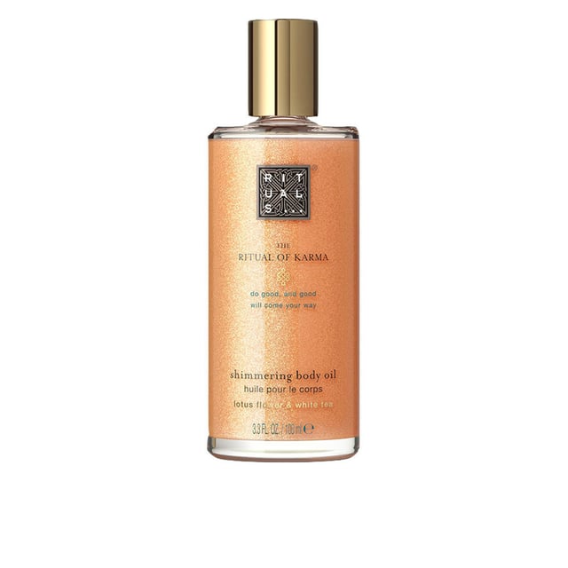THE RITUAL OF KARMA Aceite Corporal Luminoso de RITUALS   Para lograr una piel resplandeciente, te recomendamos el Aceite Corporal Luminoso The Ritual of Karma. Este aceite, compuesto en un 96% por ingredientes naturales, nutre la piel gracias a su mezcla de aceites de jojoba, oliva y cártamo. Se absorbe con rapidez, revitalizando y acondicionando la piel opaca, mientras que su sutil brillo, generado por partículas minerales nacaradas, proporciona un aspecto luminoso y radiante. Además, el aceite cuenta con una fragancia delicada que evoca el aroma del té blanco y la flor de loto.