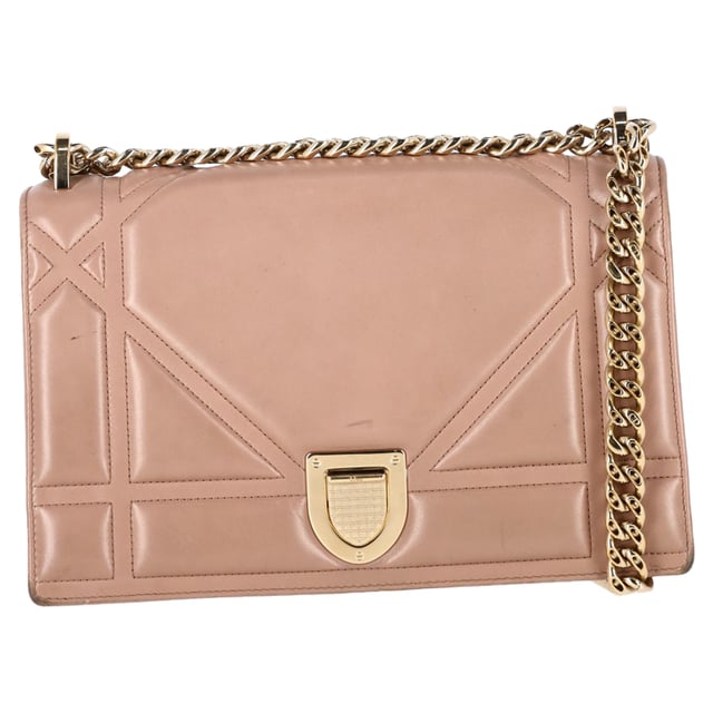 VINTAGE, RRP AS NEW
The Dior Small Diorama Chain Shoulder Bag in nude leather is the epitome of understated elegance and modern sophistication. Featuring the iconic Cannage stitching and a sleek, architectural silhouette, it adds a refined touch to any ensemble. Its versatile nude tone makes it a perfect companion for both day and evening looks. **Style tip:** Style it with monochrome neutrals or soft pastels for a polished, minimalist aesthetic that lets the bag’s subtle luxury take center stage.

Dior Small Diorama Chain Shoulder Bag in Nude Leather

Condition: Very good 
Signs of wear: No retail tag, Minor sign of wear., Lightly used but very well maintained. Minor creasing, light worn corners, light scratches.
Packaging: None
Color: Nude
Material: Leather | leather
Size: One Size | One Size
Measurements: Width: 110; Height: 170; Length: 250; Handle drop: 520; Strap length: 1050
SKU: NAPPUGBBA467663W