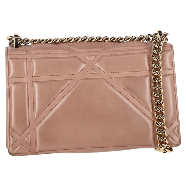 VINTAGE, RRP AS NEW
The Dior Small Diorama Chain Shoulder Bag in nude leather is the epitome of understated elegance and modern sophistication. Featuring the iconic Cannage stitching and a sleek, architectural silhouette, it adds a refined touch to any ensemble. Its versatile nude tone makes it a perfect companion for both day and evening looks. **Style tip:** Style it with monochrome neutrals or soft pastels for a polished, minimalist aesthetic that lets the bag’s subtle luxury take center stage.

Dior Small Diorama Chain Shoulder Bag in Nude Leather

Condition: Very good 
Signs of wear: No retail tag, Minor sign of wear., Lightly used but very well maintained. Minor creasing, light worn corners, light scratches.
Packaging: None
Color: Nude
Material: Leather | leather
Size: One Size | One Size
Measurements: Width: 110; Height: 170; Length: 250; Handle drop: 520; Strap length: 1050
SKU: NAPPUGBBA467663W