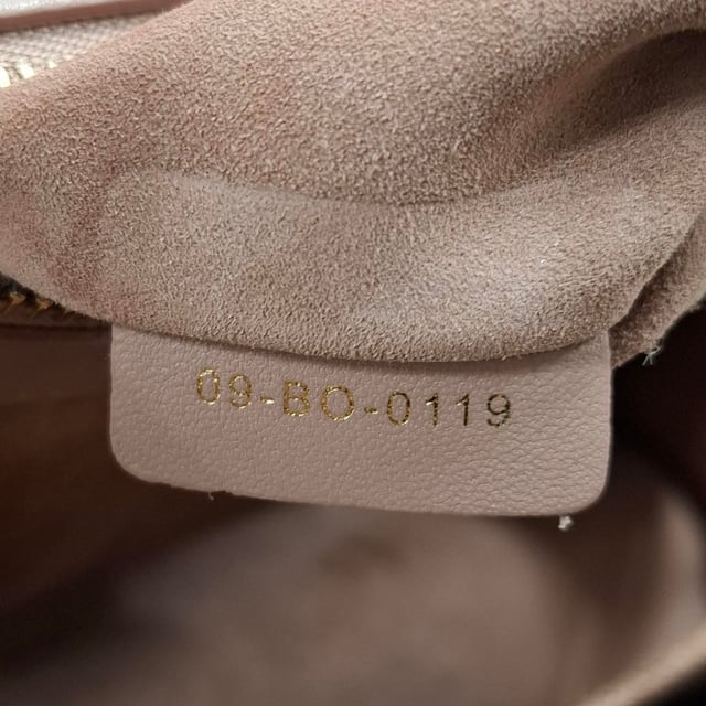 VINTAGE, RRP AS NEW
The Dior Small Diorama Chain Shoulder Bag in nude leather is the epitome of understated elegance and modern sophistication. Featuring the iconic Cannage stitching and a sleek, architectural silhouette, it adds a refined touch to any ensemble. Its versatile nude tone makes it a perfect companion for both day and evening looks. **Style tip:** Style it with monochrome neutrals or soft pastels for a polished, minimalist aesthetic that lets the bag’s subtle luxury take center stage.

Dior Small Diorama Chain Shoulder Bag in Nude Leather

Condition: Very good 
Signs of wear: No retail tag, Minor sign of wear., Lightly used but very well maintained. Minor creasing, light worn corners, light scratches.
Packaging: None
Color: Nude
Material: Leather | leather
Size: One Size | One Size
Measurements: Width: 110; Height: 170; Length: 250; Handle drop: 520; Strap length: 1050
SKU: NAPPUGBBA467663W