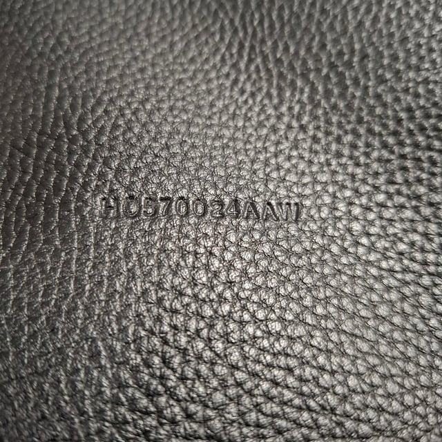 VINTAGE, RRP AS NEW
The Tom Ford Hand-held Tote Bag in black leather is a statement of refined craftsmanship and versatility. Featuring a sleek logo patch on the front, a branded zip puller, and gold-tone logo-engraved hardware, this tote exudes luxury. The top zip fastening ensures your essentials are secure, while the adjustable, detachable shoulder strap offers convenience for hands-free carrying. The detachable top handle adds a touch of sophistication, and the internal zip-fastening pocket provides organizational ease. With its spacious main compartment and subtle internal logo stamp, this bag combines form, function, and luxury in perfect harmony.


with dust bag

Tom Ford Hand-held Tote Bag in Black Leather
Condition: Excellent
Signs of wear: No retail tag, No visible sign of wear., 
Packaging: Dust bag
Color: black
Material: Leather | leather
Size: One Size | One Size
Measurements: Width: 80; Height: 440; Length: 450; Handle drop: 200; Strap length: 800
SKU: MRPPUGBBA464106M