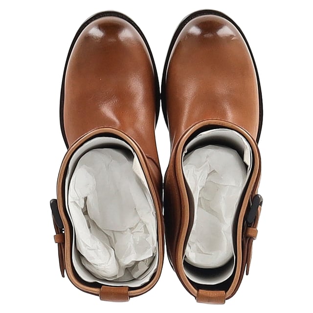 VINTAGE, RRP AS NEW
Boots are an essential part of your winter wardrobe, and these brown leather boots from Bottega Veneta are effortlessly stylish. Mid-leg high, a strap detail around the top, the shape and cut of the leather are gently equestrian. Sturdy soled, these would be great over the top of skinny jeans for a casual day out.

Bottega Veneta Biker Boots in Brown Leather
Condition: Very good
Signs of wear: Minor markings, Lightly used but very well maintained. Minor mark at soles & creasing, light scuffing at the soles and heels.
Packaging: Dust bag
Color: Brown 
Material: Leather | leather
Size: EU | 36
Measurements: Insole length: 280
SKU: HNPUGBSH466648W