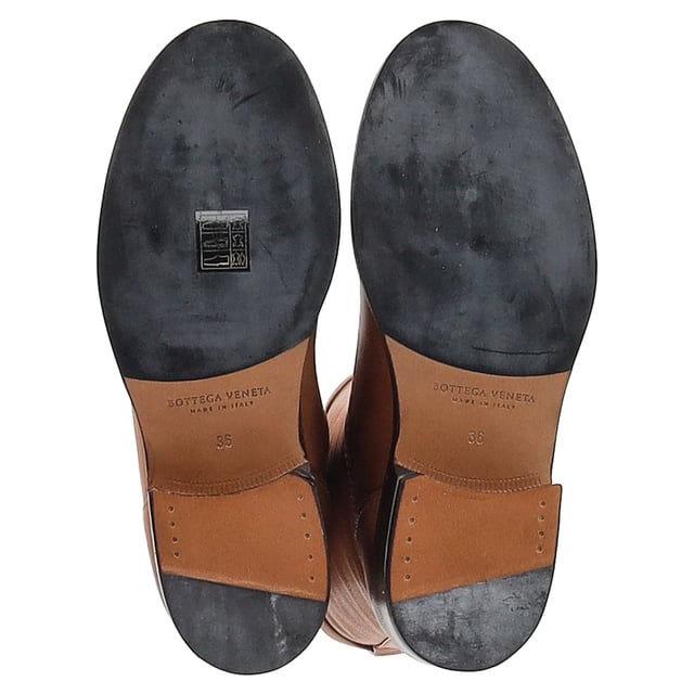 VINTAGE, RRP AS NEW
Boots are an essential part of your winter wardrobe, and these brown leather boots from Bottega Veneta are effortlessly stylish. Mid-leg high, a strap detail around the top, the shape and cut of the leather are gently equestrian. Sturdy soled, these would be great over the top of skinny jeans for a casual day out.

Bottega Veneta Biker Boots in Brown Leather
Condition: Very good
Signs of wear: Minor markings, Lightly used but very well maintained. Minor mark at soles & creasing, light scuffing at the soles and heels.
Packaging: Dust bag
Color: Brown 
Material: Leather | leather
Size: EU | 36
Measurements: Insole length: 280
SKU: HNPUGBSH466648W