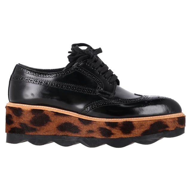 VINTAGE, UVP WIE NEU  
Sehr schick und stilvoll, dieses Paar von Prada sollte definitiv auf Ihrer Wunschliste stehen! Das schwarze Paar besteht aus Brogue-Leder und Leoparden-Muster Kalbsfell und verfügt über mandelförmige Zehen und Schnürsenkel an den Vorderblättern. Es ist mit bequemen ledergefütterten Innensohlen und stabilen Plateauabsätzen ausgestattet, die Sie stilvoll in die Höhe heben!

Prada Leopardenmuster Ponyhaar Plateau-Brogues aus schwarzem Leder  
Zustand: Ausgezeichnet  
Abnutzungserscheinungen: Keine sichtbaren Gebrauchsspuren. Kein Makel an der Innensohle, sehr leichter Makel an den Sohlen.  
Verpackung: Keine  
Farbe:  
Material: Tierhaut | Anaconda-Haut  
Größe: EU | 38  
Maße: Absatzhöhe: 60; Innensohlenlänge: 270  
SKU: NAPPUGBSH462926W