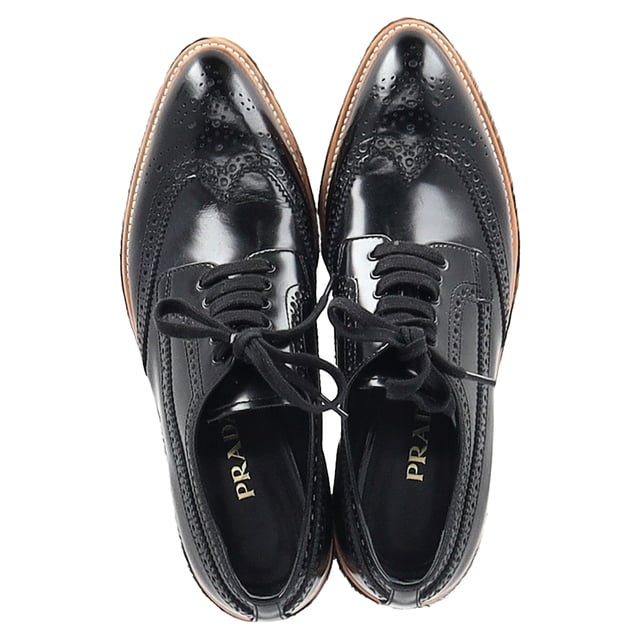 VINTAGE, UVP WIE NEU  
Sehr schick und stilvoll, dieses Paar von Prada sollte definitiv auf Ihrer Wunschliste stehen! Das schwarze Paar besteht aus Brogue-Leder und Leoparden-Muster Kalbsfell und verfügt über mandelförmige Zehen und Schnürsenkel an den Vorderblättern. Es ist mit bequemen ledergefütterten Innensohlen und stabilen Plateauabsätzen ausgestattet, die Sie stilvoll in die Höhe heben!

Prada Leopardenmuster Ponyhaar Plateau-Brogues aus schwarzem Leder  
Zustand: Ausgezeichnet  
Abnutzungserscheinungen: Keine sichtbaren Gebrauchsspuren. Kein Makel an der Innensohle, sehr leichter Makel an den Sohlen.  
Verpackung: Keine  
Farbe:  
Material: Tierhaut | Anaconda-Haut  
Größe: EU | 38  
Maße: Absatzhöhe: 60; Innensohlenlänge: 270  
SKU: NAPPUGBSH462926W