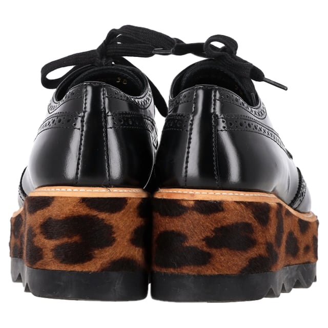 VINTAGE, UVP WIE NEU  
Sehr schick und stilvoll, dieses Paar von Prada sollte definitiv auf Ihrer Wunschliste stehen! Das schwarze Paar besteht aus Brogue-Leder und Leoparden-Muster Kalbsfell und verfügt über mandelförmige Zehen und Schnürsenkel an den Vorderblättern. Es ist mit bequemen ledergefütterten Innensohlen und stabilen Plateauabsätzen ausgestattet, die Sie stilvoll in die Höhe heben!

Prada Leopardenmuster Ponyhaar Plateau-Brogues aus schwarzem Leder  
Zustand: Ausgezeichnet  
Abnutzungserscheinungen: Keine sichtbaren Gebrauchsspuren. Kein Makel an der Innensohle, sehr leichter Makel an den Sohlen.  
Verpackung: Keine  
Farbe:  
Material: Tierhaut | Anaconda-Haut  
Größe: EU | 38  
Maße: Absatzhöhe: 60; Innensohlenlänge: 270  
SKU: NAPPUGBSH462926W