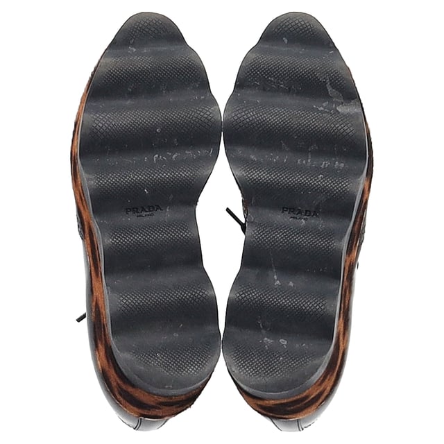 VINTAGE, UVP WIE NEU  
Sehr schick und stilvoll, dieses Paar von Prada sollte definitiv auf Ihrer Wunschliste stehen! Das schwarze Paar besteht aus Brogue-Leder und Leoparden-Muster Kalbsfell und verfügt über mandelförmige Zehen und Schnürsenkel an den Vorderblättern. Es ist mit bequemen ledergefütterten Innensohlen und stabilen Plateauabsätzen ausgestattet, die Sie stilvoll in die Höhe heben!

Prada Leopardenmuster Ponyhaar Plateau-Brogues aus schwarzem Leder  
Zustand: Ausgezeichnet  
Abnutzungserscheinungen: Keine sichtbaren Gebrauchsspuren. Kein Makel an der Innensohle, sehr leichter Makel an den Sohlen.  
Verpackung: Keine  
Farbe:  
Material: Tierhaut | Anaconda-Haut  
Größe: EU | 38  
Maße: Absatzhöhe: 60; Innensohlenlänge: 270  
SKU: NAPPUGBSH462926W