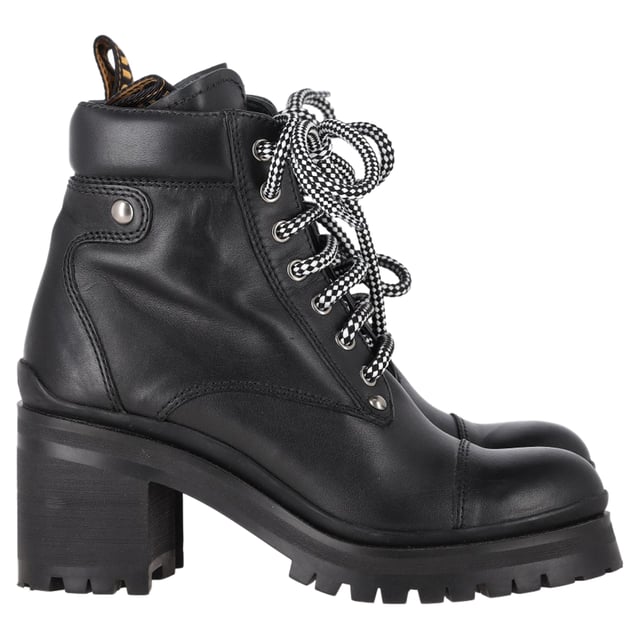 VINTAGE, RRP AS NEW
Bold, chic, and effortlessly stylish—Miu Miu's Lugged Sole Combat Boots in Black Leather redefine femininity with a fierce edge. Featuring a round-toe design, these boots incorporate a platform sole and lace-up closure, adding height and attitude. The black and white laces provide an eye-catching contrast, elevating the boot's edgy appeal. With their sleek leather finish, these boots are perfect for making a statement while offering the comfort and durability you need throughout your day.


with Box

Miu Miu Lugged Sole Combat Boots in Black Leather
Condition: Excellent
Signs of wear: Include Box., No visible sign of wear. No Mark at insole.,  Very light mark at soles.
Packaging: Box
Color: black
Material: Leather | leather
Size: EU | 37
Measurements: Heel height: 70; Insole length: 300
SKU: NAPPUGBSH465185W