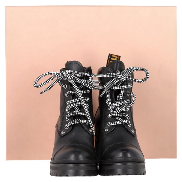 VINTAGE, RRP AS NEW
Bold, chic, and effortlessly stylish—Miu Miu's Lugged Sole Combat Boots in Black Leather redefine femininity with a fierce edge. Featuring a round-toe design, these boots incorporate a platform sole and lace-up closure, adding height and attitude. The black and white laces provide an eye-catching contrast, elevating the boot's edgy appeal. With their sleek leather finish, these boots are perfect for making a statement while offering the comfort and durability you need throughout your day.


with Box

Miu Miu Lugged Sole Combat Boots in Black Leather
Condition: Excellent
Signs of wear: Include Box., No visible sign of wear. No Mark at insole.,  Very light mark at soles.
Packaging: Box
Color: black
Material: Leather | leather
Size: EU | 37
Measurements: Heel height: 70; Insole length: 300
SKU: NAPPUGBSH465185W