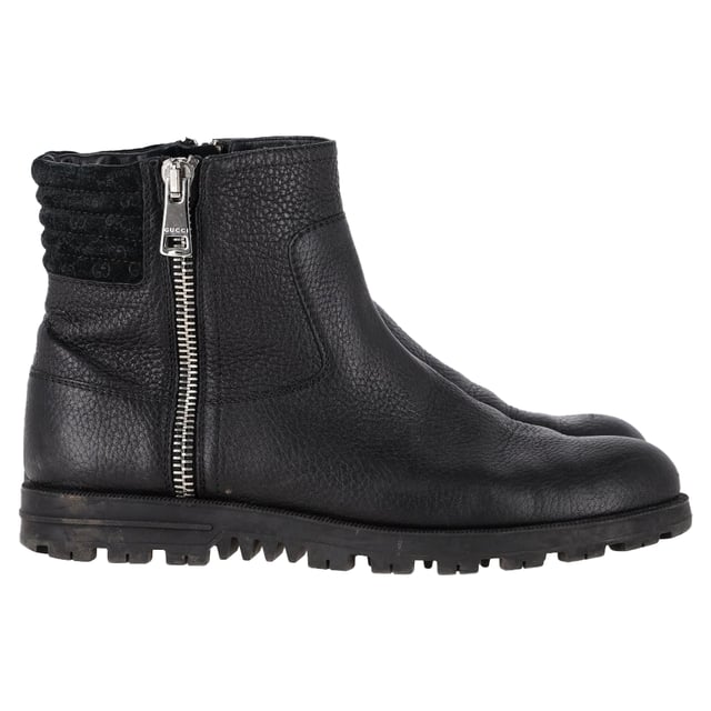 VINTAGE, RRP AS NEW
The Gucci Micro GG Zipped Ankle Boots in black leather blend classic luxury with modern edge. Featuring the subtle yet iconic micro GG monogram and a sleek silhouette, these boots offer a refined take on everyday footwear. The side zip ensures easy wear, while the stacked heel adds just the right amount of lift. **Styling tip:** Pair them with cropped trousers or a midi skirt to show off the detailing and add a polished finish to your ensemble.

 Gucci Micro GG Zipped Ankle Boots in Black Leather

Condition: Very good
Signs of wear: Minor markings, Lightly used but very well maintained. Minor mark at soles & creasing, light scuffing at the soles and heels.
Packaging: None
Color: Black
Material: Leather | leather
Size: IT | 40
Measurements: Heel height: 30; Insole length: 290
SKU: NAPPUGBSH472286W