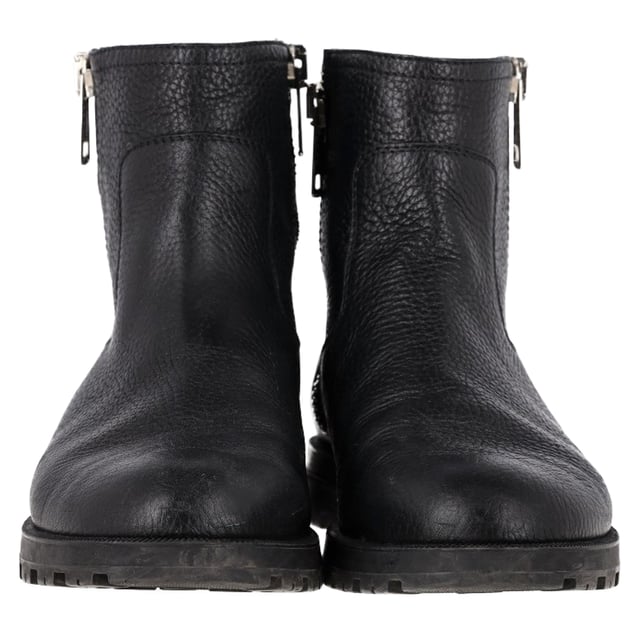 VINTAGE, RRP AS NEW
The Gucci Micro GG Zipped Ankle Boots in black leather blend classic luxury with modern edge. Featuring the subtle yet iconic micro GG monogram and a sleek silhouette, these boots offer a refined take on everyday footwear. The side zip ensures easy wear, while the stacked heel adds just the right amount of lift. **Styling tip:** Pair them with cropped trousers or a midi skirt to show off the detailing and add a polished finish to your ensemble.

 Gucci Micro GG Zipped Ankle Boots in Black Leather

Condition: Very good
Signs of wear: Minor markings, Lightly used but very well maintained. Minor mark at soles & creasing, light scuffing at the soles and heels.
Packaging: None
Color: Black
Material: Leather | leather
Size: IT | 40
Measurements: Heel height: 30; Insole length: 290
SKU: NAPPUGBSH472286W